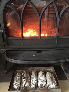 薪ストーブ焼き芋