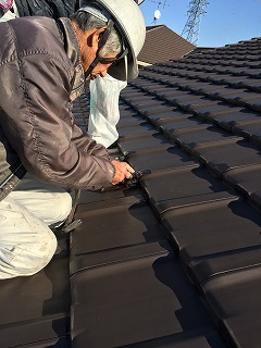 屋根 雪止め設置の様子 屋根 雪止め設置の様子