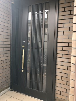 背の高い玄関ドア