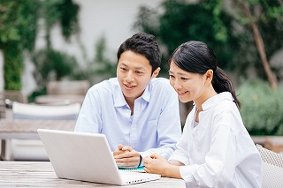 写真　打ち合わせ夫婦